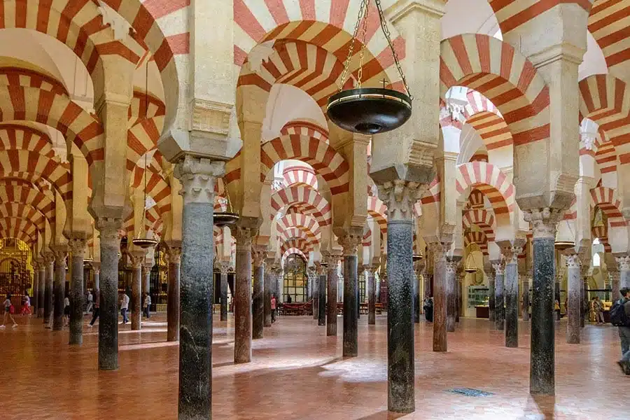 Arcs rouges et blancs de la salle de prière de la Mezquita de Cordoue