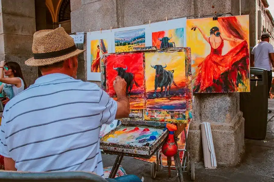 Peintre de rue réalisant des toiles de taureaux et de danseuse de flamenco en Espagne