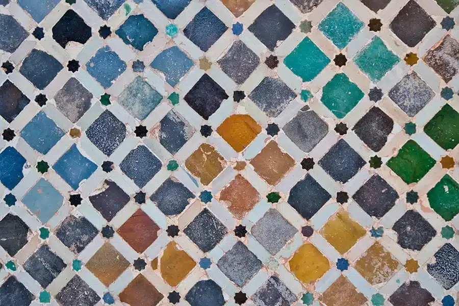 Détail des azulejos géométriques colorés de l’Alhambra de Grenade