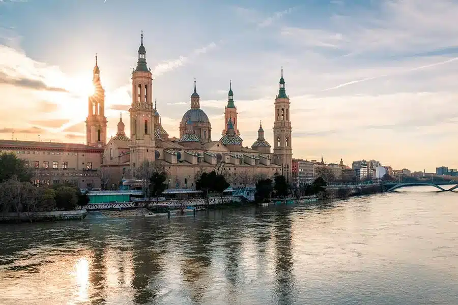 Basilique del Pilar au coucher du soleil sur les rives de l’Èbre à Saragosse