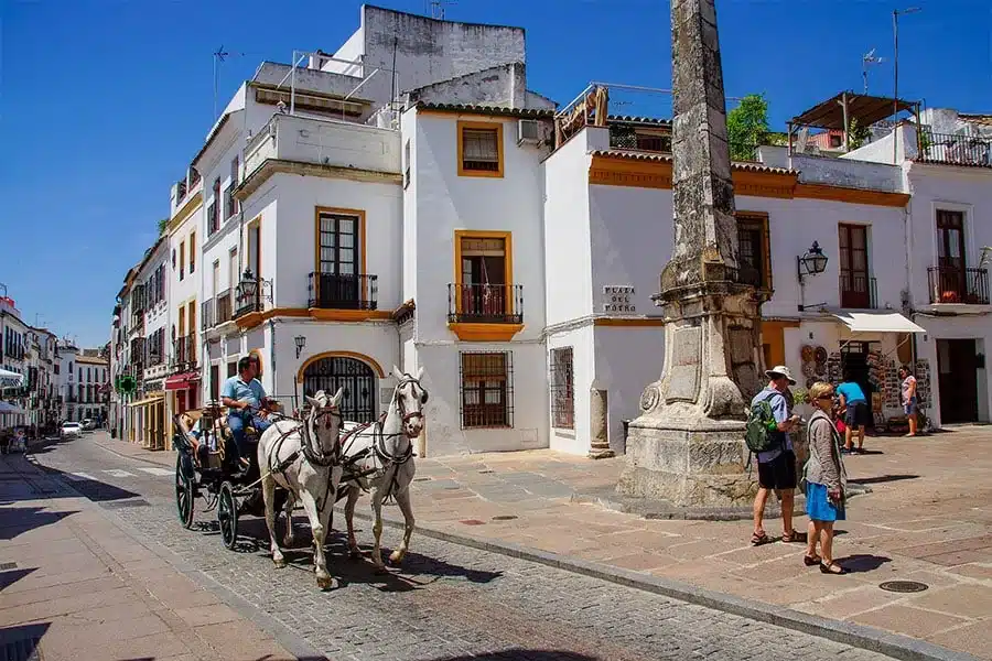 Calèche sur la Plaza del Potro dans le centre historique de Cordoue