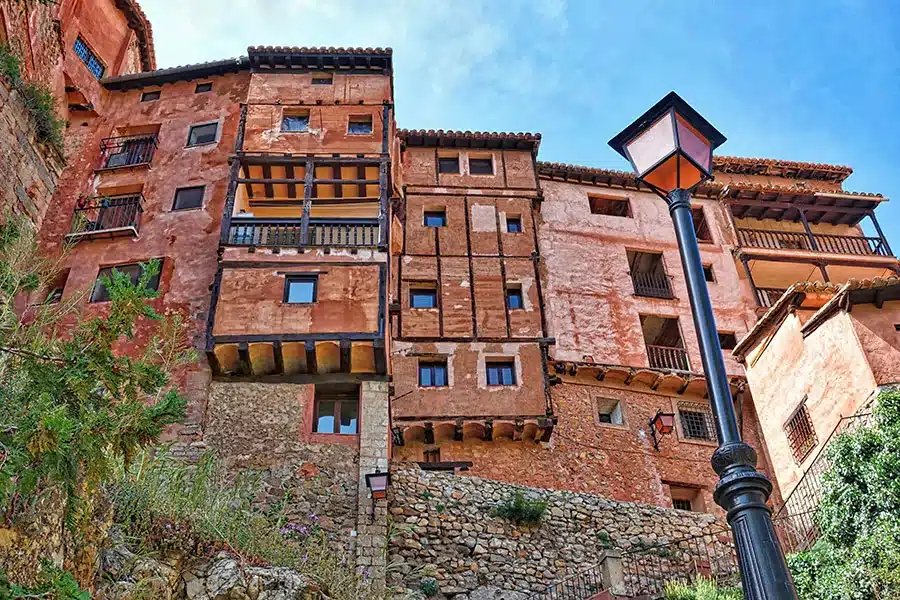 Maisons suspendues ocre du village médiéval d’Albarracín en Aragon