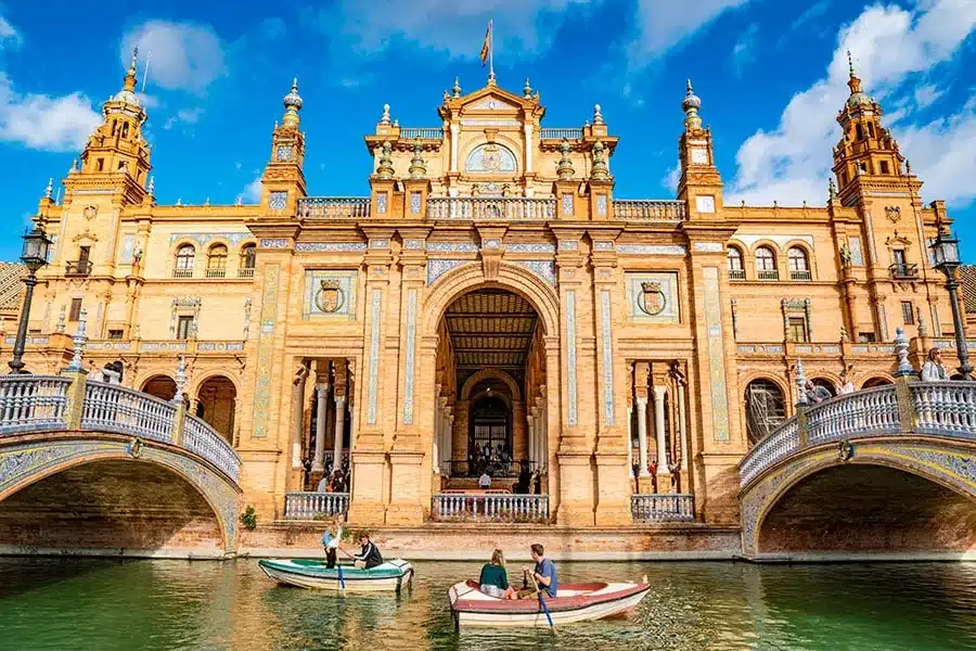Plaza de España à Séville avec ses barques sur le canal et ses ponts en azulejos