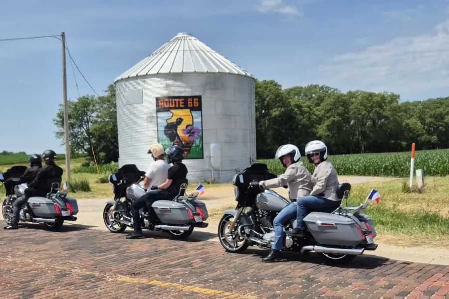 Groupe de motards en Harley-Davidson lors d'un voyage moto Route 66, silo peint Route 66 dans l'Illinois