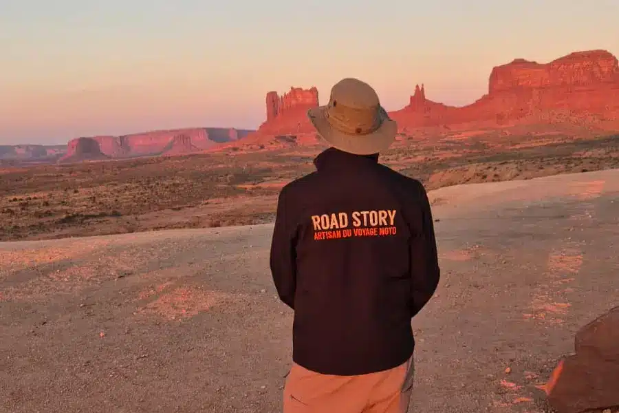 Accompagnateur ROAD STORY contemplant Monument Valley au coucher du soleil, moment fort d'un voyage moto Route 66