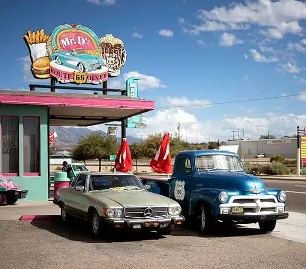 Voyage moto Route 66 : diner vintage Mr. D'z en Arizona avec voitures anciennes