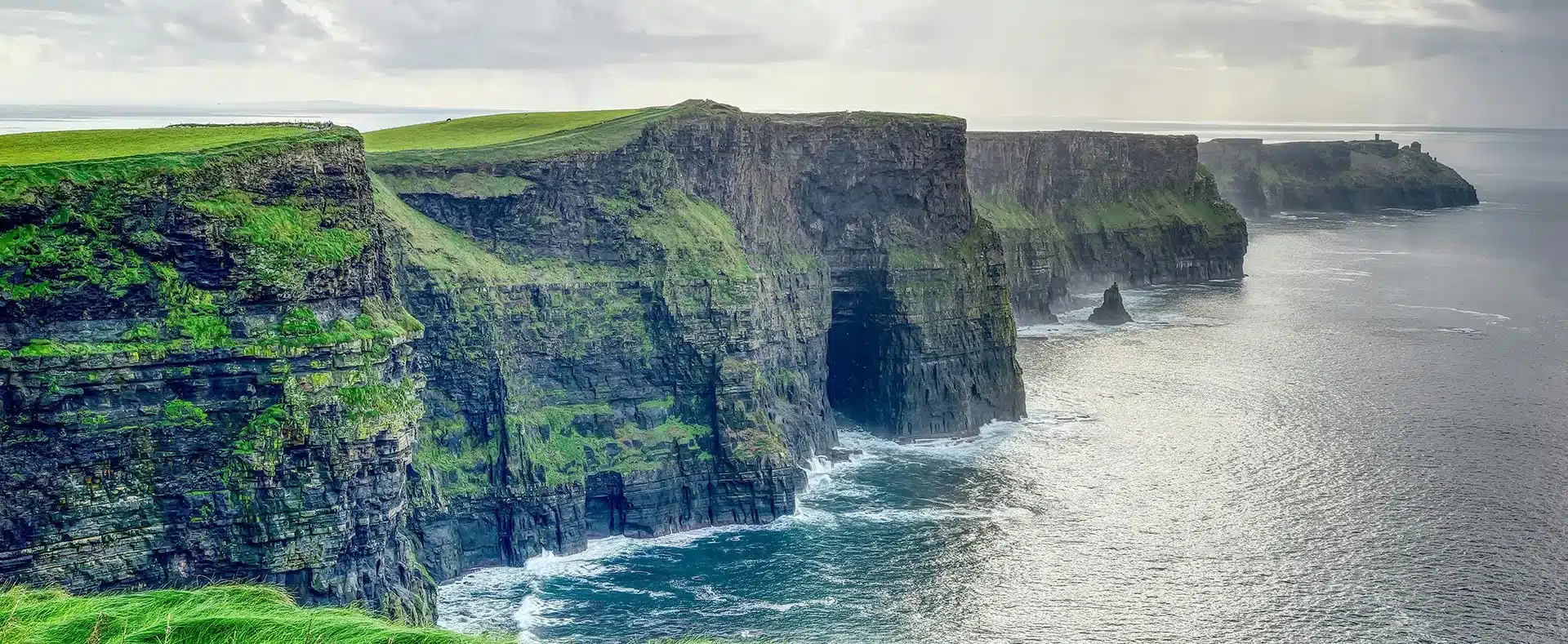 Falaises de Moher surplombant l'océan Atlantique, comté de Clare, Irlande