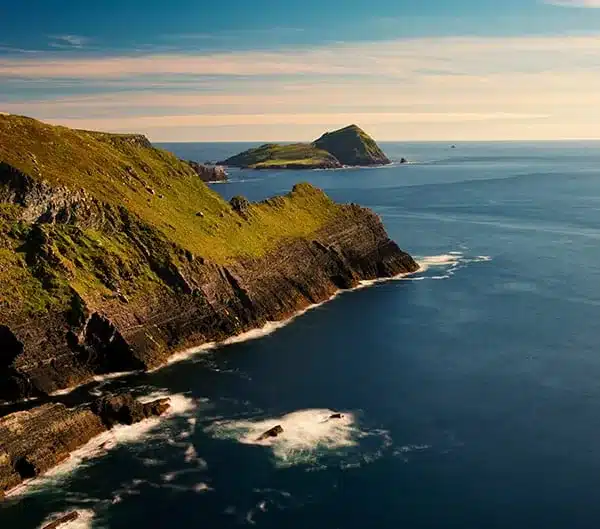 Falaises côtières du Kerry avec vue sur les îles Skellig au loin, Irlande