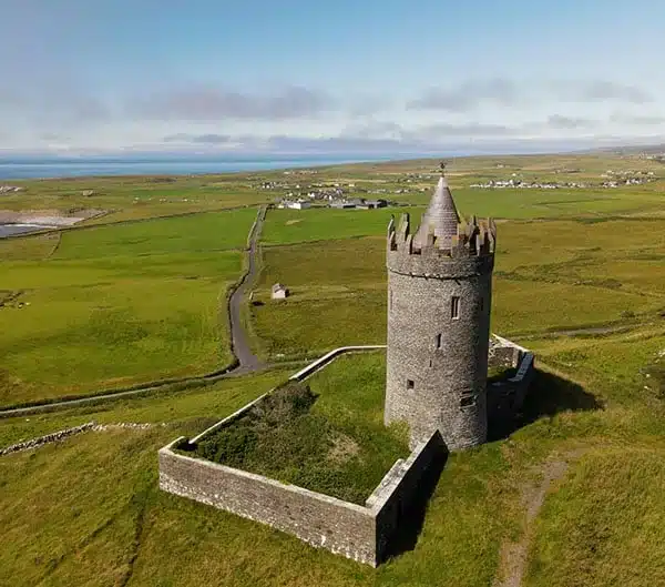 Château de Doonagore et son enceinte fortifiée vus du ciel, comté de Clare, Irlande