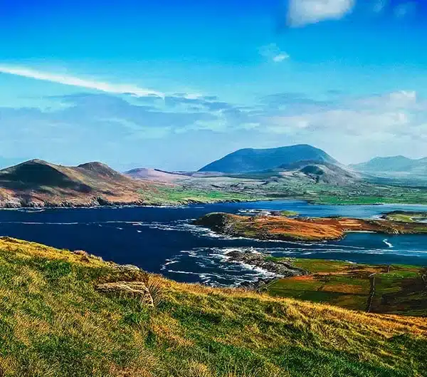 Vue panoramique sur la baie et les collines de l'Anneau du Kerry, Irlande