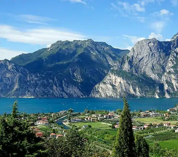 Lac de Garde et ses falaises calcaires, voyage moto aux lacs italiens